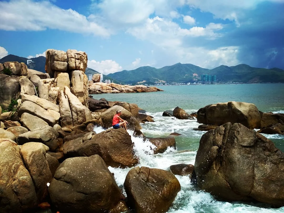Waves wash between the large coastal boulders at Hon Chong.